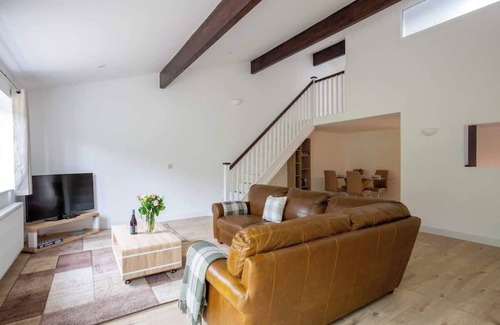 Ampney Crucis House | Ascot | Modern Cotswolds Stay with Workspace