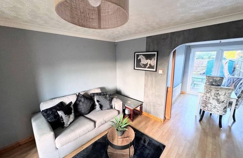 Ashford House | Ashford Blissful Retreat Modern 3-Bed House