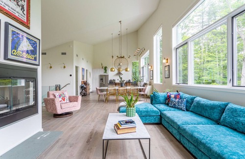 West Hurley House | Ashokan Stylish Escape w/Hot Tub & Fireplace