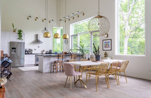 West Hurley House | Ashokan Stylish Escape w/Hot Tub & Fireplace