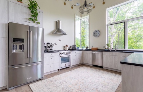 West Hurley House | Ashokan Stylish Escape w/Hot Tub & Fireplace