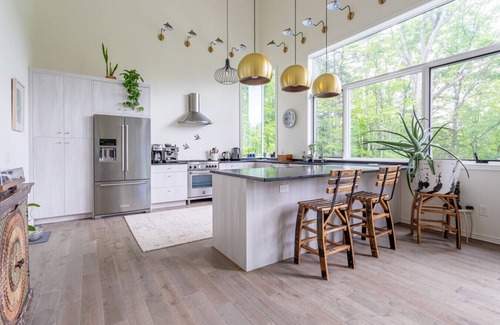 West Hurley House | Ashokan Stylish Escape w/Hot Tub & Fireplace