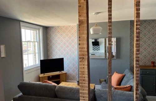 Huntingdon Apartment | Aspen-free parking-Grade II listed-second floor two bedrooms apartment