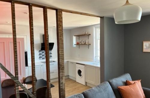 Huntingdon Apartment | Aspen-free parking-Grade II listed-second floor two bedrooms apartment