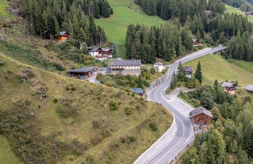 Heiligenblut House | Stunning private villa for 10 people with WIFI, patio, pets allowed and panoramic view