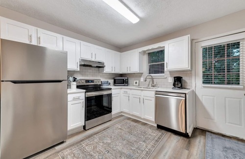 Smyrna House | ATH - Sleeps 4 - 2 Beds - Fenced/Pet friendly - CC6