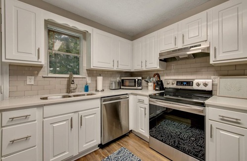 Smyrna House | ATH - Sleeps 4 - 2 Beds - Pet friendly - CC5