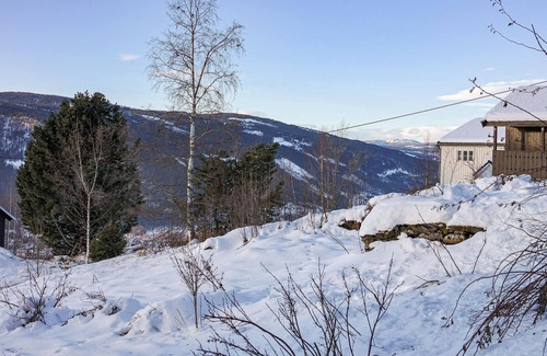 Hafjell House | Atmospheric cottage with charming view of mountains and lake.