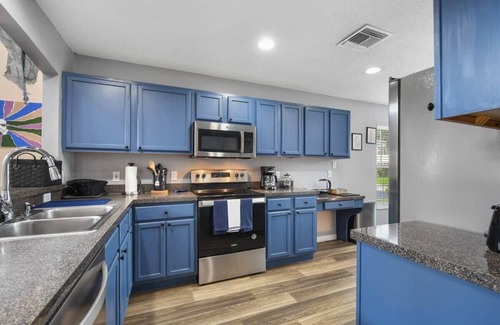Lake Berkley House | Attention Star Wars fans! Amazing 6 BR pool