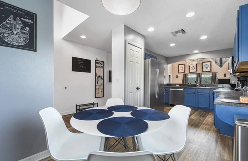 Lake Berkley House | Attention Star Wars fans! Amazing 6 BR pool
