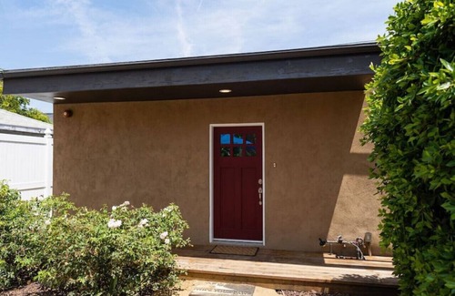 NoHo Arts District House | ATTRACTIVE 1-BEDROOM HOME IN GREAT NOHO ARTS DISTRICT LOCATION (p16)