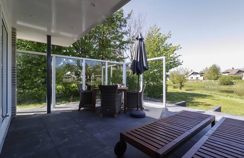 Makkum House | Attractive 4-person Star Deluxe bungalow with whirlpool, bathtub, and jetty at Beach Resort Makkum on the IJsselmeer.