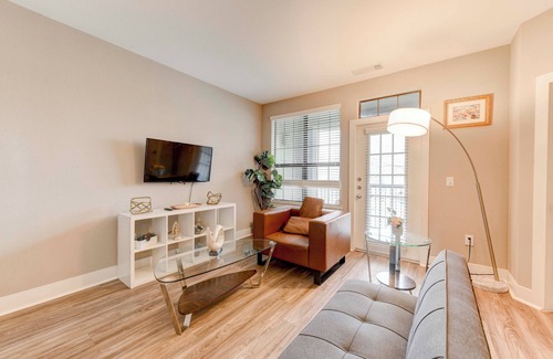 Swede Hill Apartment | ATX 2BR/1BA Apt Downtown View/Walk Score: 89