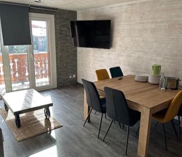 Les Deux Alpes Apartment | Au Myosotis, cosy au pied des pistes avec vue et cœur de station