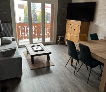 Les Deux Alpes Apartment | Au Myosotis, cosy au pied des pistes avec vue et cœur de station