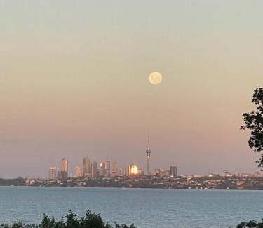 Te Atatu Peninsula House | Auckland Sunrise Sea View