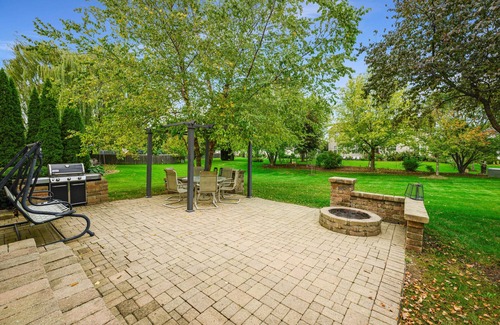 Fox Valley House | Aurora/Naperville - Classy, Spacious Family Home!
