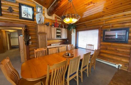 Fox House | Aurora viewing, quiet space, entire log home