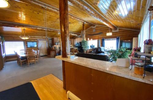 Fox House | Aurora viewing, quiet space, entire log home