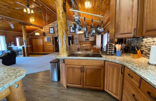 Fox House | Aurora viewing, quiet space, entire log home