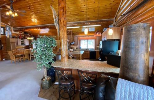 Fox House | Aurora viewing, quiet space, entire log home
