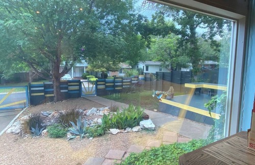 South Manchaca House | Austin Art House- Pet Friendly-Hot Tub! Close2-DT!