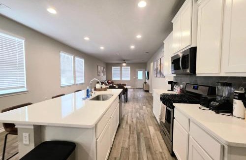 Austin House | Austin House w Pool! by Airport, Tesla, and more!