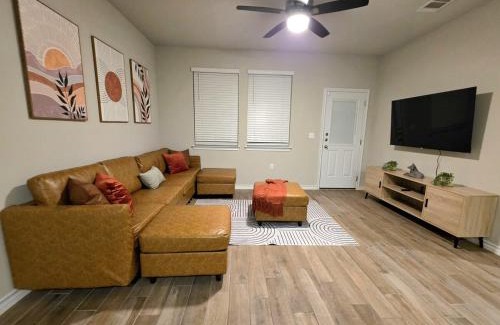 Austin House | Austin House w Pool! by Airport, Tesla, and more!