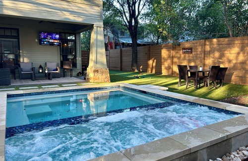 Swede Hill House | Austin Luxury Escape – 8 Bedrooms, Pool, Hot Tub, BBQ, & Steps from UT & Moody