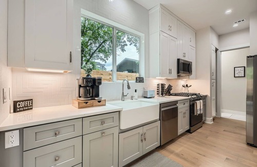 Govalle House | Austin Retreat on a Creek. Walkable. Free Parking