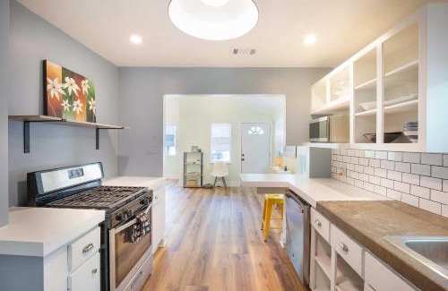 Holly House | Authentic ATX Dtwn Beauty - Pool, Fenced Yard, Walk 2 Best Eateries