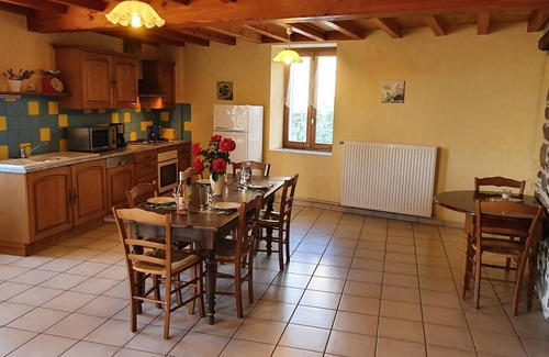 Saint-Paul-de-Vezelin Cottage | Authentic Country House with Fireplace and Pets Allowed