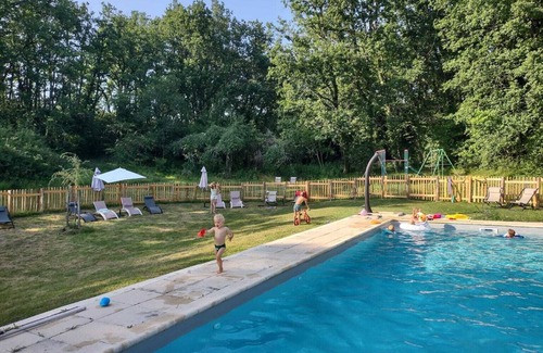 Paulhiac House | Authentic gîte with shared pool in the middle of nature.