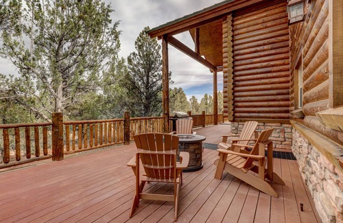 Zion National Park East Entrance Cabin | Authentic log cabin on the canyon ridge, walking distance to Ponderosa resort.