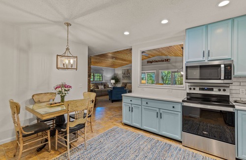 Highlands Hills House | Autumn Ridge, 3/2, peaceful/secluded.1.5 mi from Highlands and fast internet!