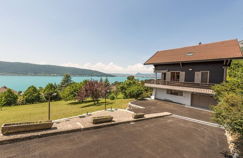 Veyrier-du-Lac Ski Chalet | Aux Grillons - Surplombez les eaux cristallines