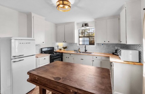 Mooringsport House | Avail this weekend, family friendly with porch swing