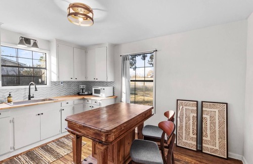 Mooringsport House | Avail this weekend, family friendly with porch swing