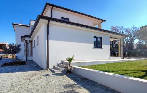 Gulici Apartment | Awesome Apartment In Porec With Wifi