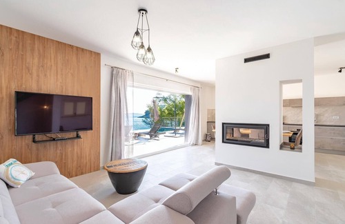 Blato House | Awesome home in Karbuni with sauna
