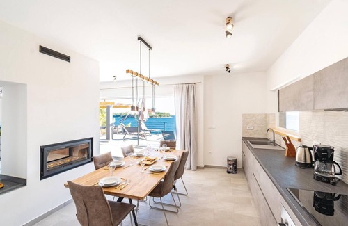 Blato House | Awesome home in Karbuni with sauna