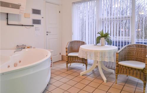 Jegum House | Awesome Home In Oksbøl With Kitchen