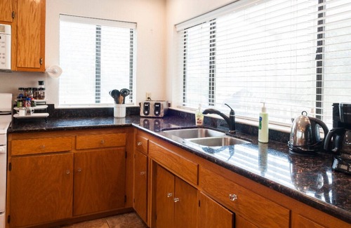 Three Rivers House | Awesome house & Kaweah River access and 5 miles to Sequoia Park