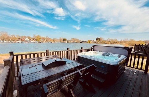 Great Billing Cabin | Azure Horizons– Retreat Hot Tub Glamping PF GV9