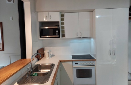 Akaroa House | Bach central- 1 Rue Viard, located across from park and beach - Top Location!