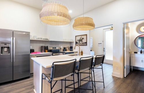 Five Points House | Bachelorette Retreat + Glam Room | Close to Downtown & Broadway | Last Rodeo 3