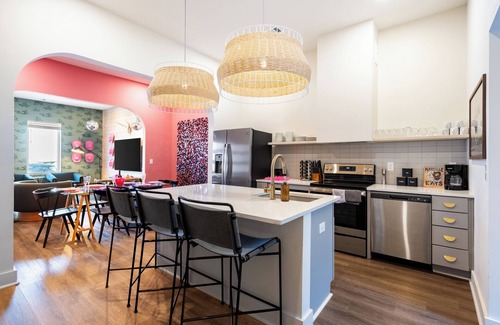 Five Points House | Bachelorette Retreat + Glam Room | Close to Downtown & Broadway | Last Rodeo 3