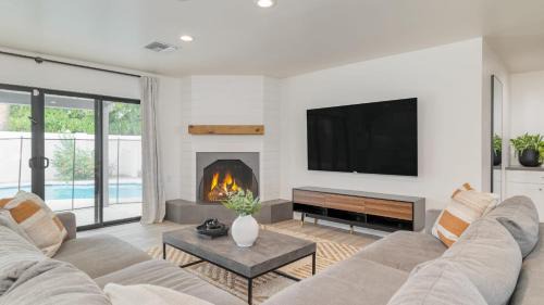 Raskin Estates Villa | Backyard Pool PuttingGreen Playground Modern 5BDR White Agate by AvantStay