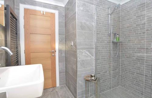 Maltby le Marsh Cabin | BADGERS DEN- A luxury lodge, 2 en-suite bedrooms with private hot tub