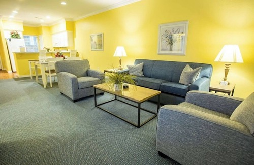 Branson Hotel | Balcony + BBQ Setup at Retreat Made for Ozark Adventures & Family Fun | 4 Units